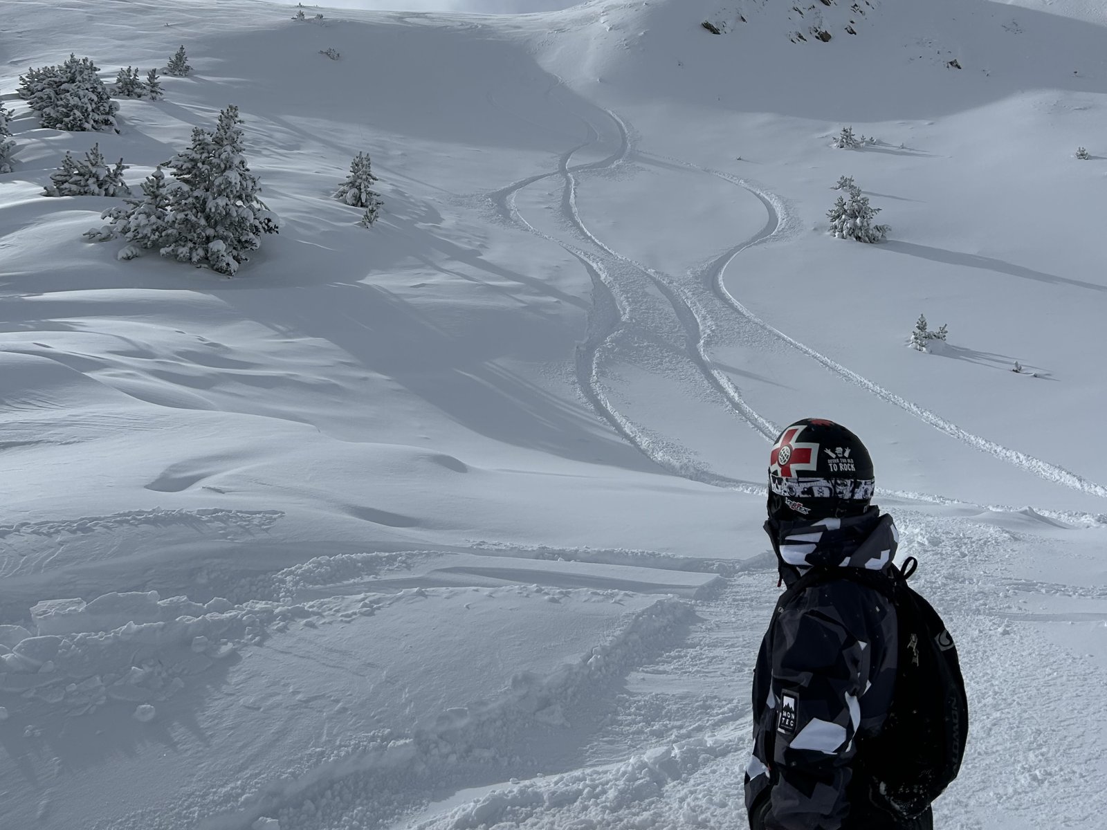 Rider de snowboard ante una bajada de nieve polvo en Grandvalira
